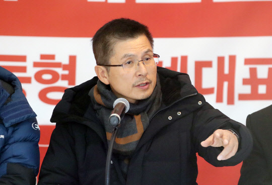 황교안 자유한국당 대표가 오전 청와대 사랑채 앞 '투쟁텐트'에서 열린 최고위원·중진의원 연석회의에서 발언을 하고 있다.  연합뉴스